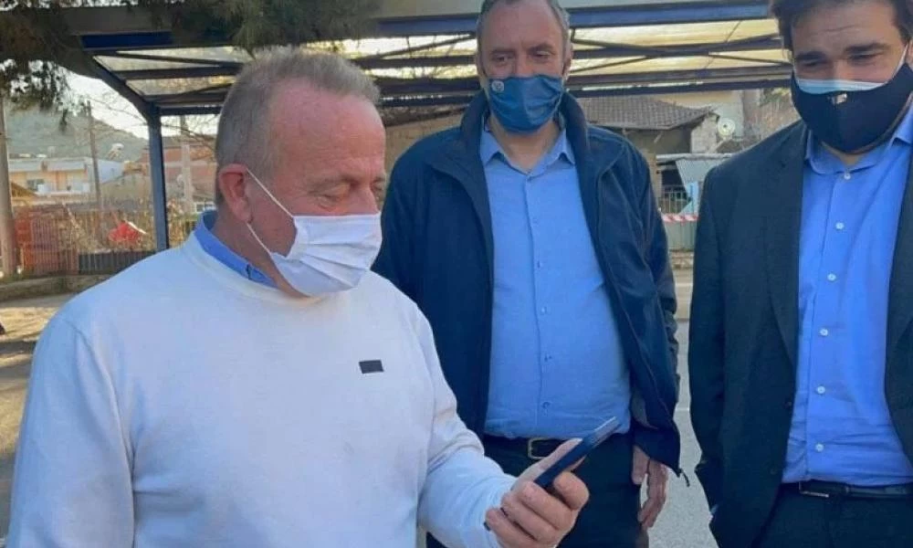 Αυτός είναι ο διευθυντής-ήρωας που έσωσε τους μαθητές από το σεισμό